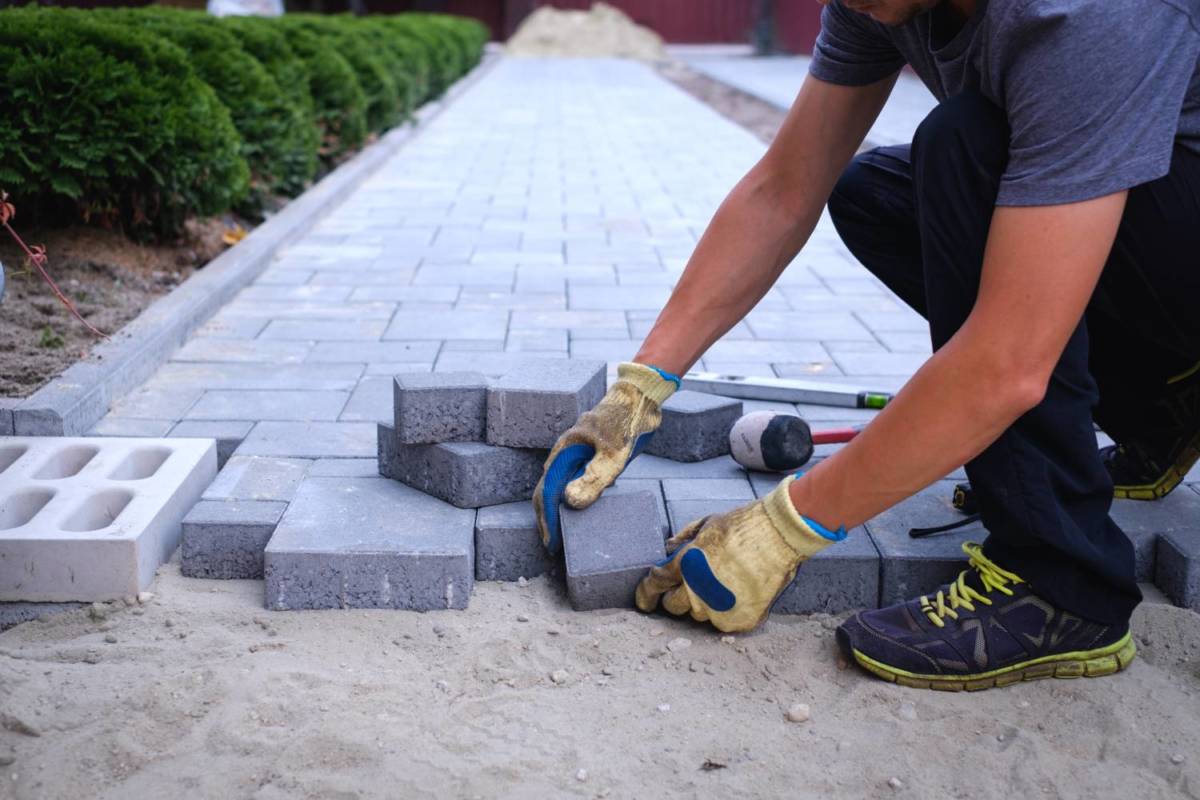 Faut-il choisir des pavés ou des dalles en béton pour son allée carrossable ? Bischheim